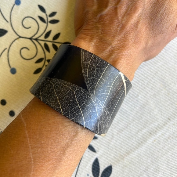 Resin cuff bracelet - cream & off-white - Picture 1 of 8